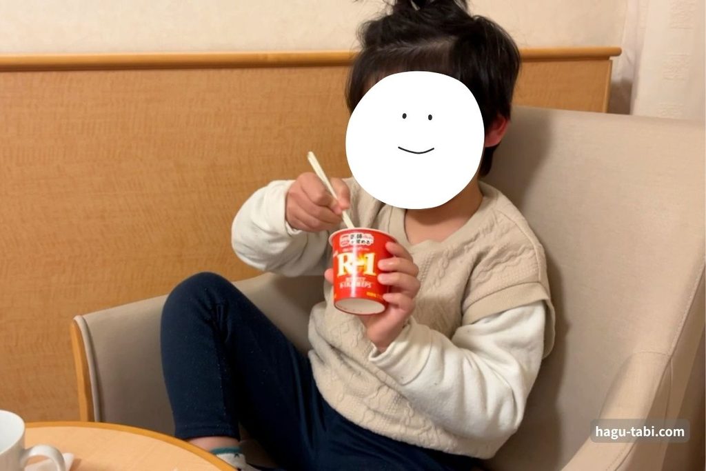 ホテルエミオン東京ベイの客室でヨーグルトを食べる子ども