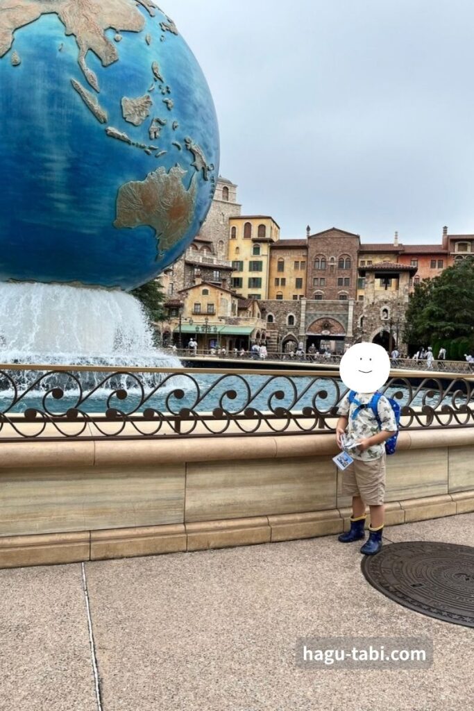 ディズニーシーで絵カードを首から下げて持つASDの子ども
