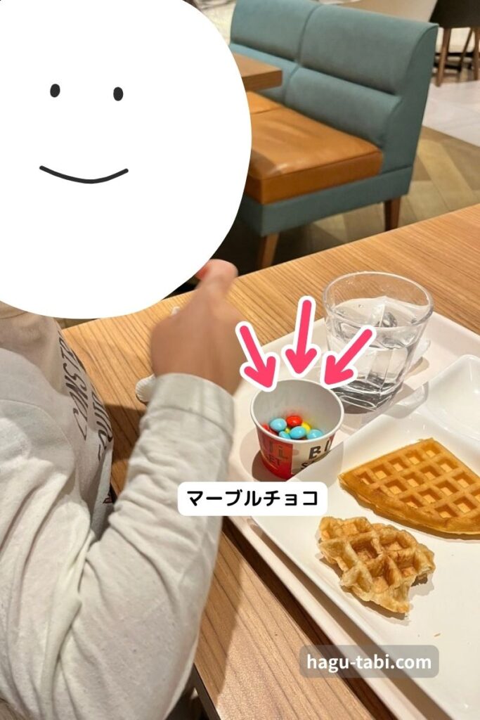 コンフォートスイーツ東京ベイの朝食でワッフルとマーブルチョコを食べる子ども