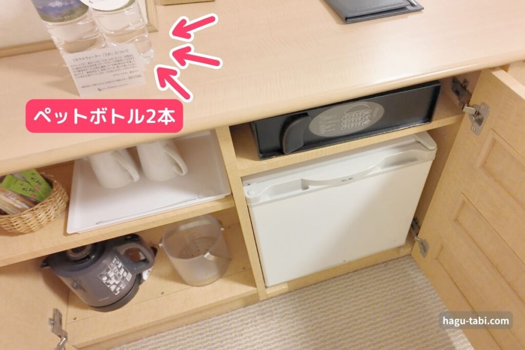 ホテル エミオン東京ベイの客室にある冷蔵庫と無料の水