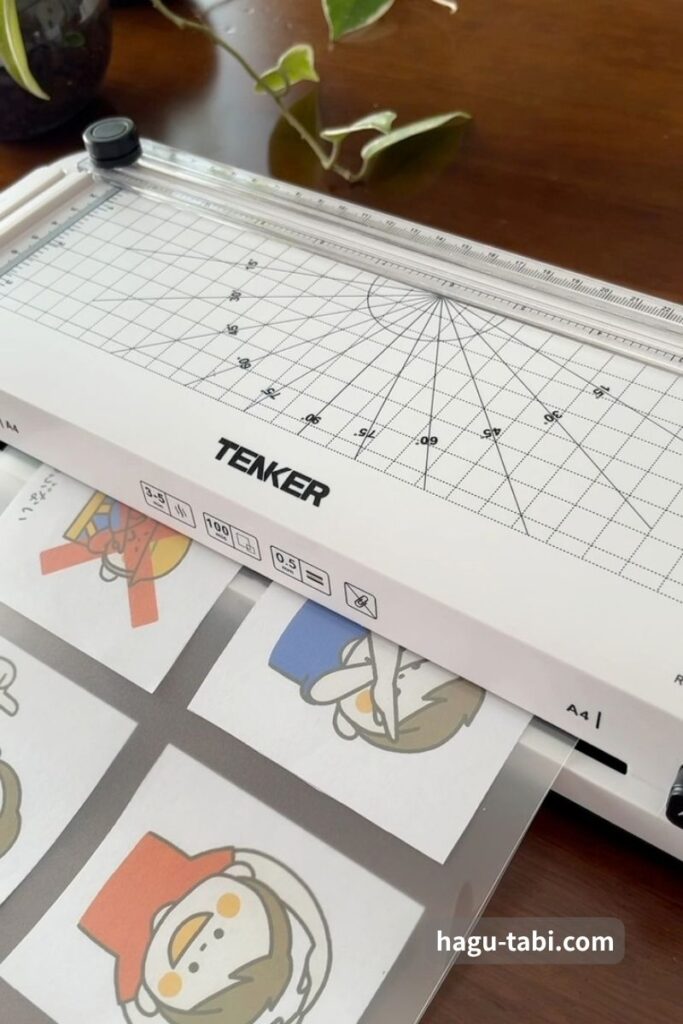 絵カードをラミネーターでラミネートしている様子